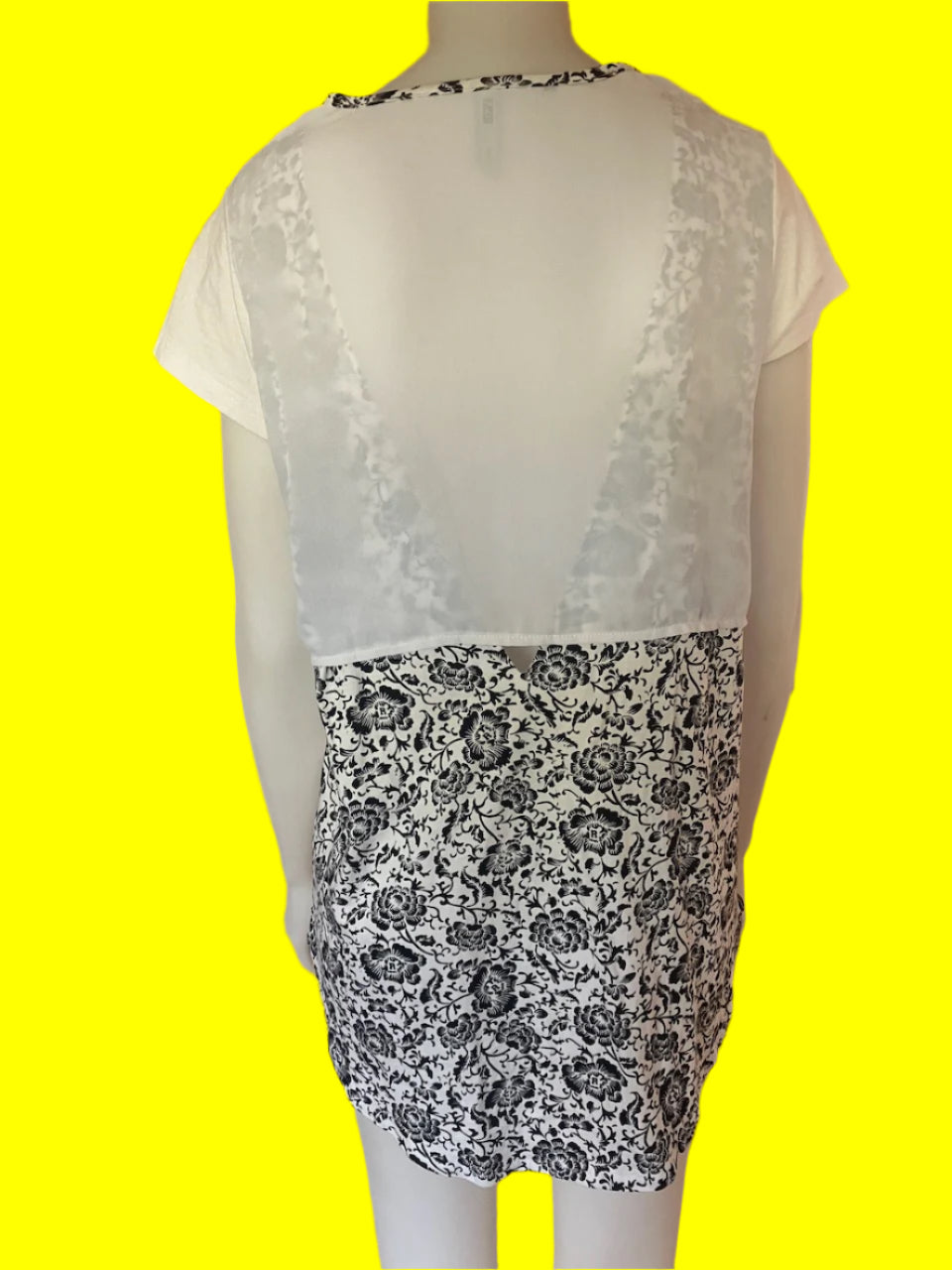 RPM - NZ Designer Label - Black & White Floral Print Top - Size: 8