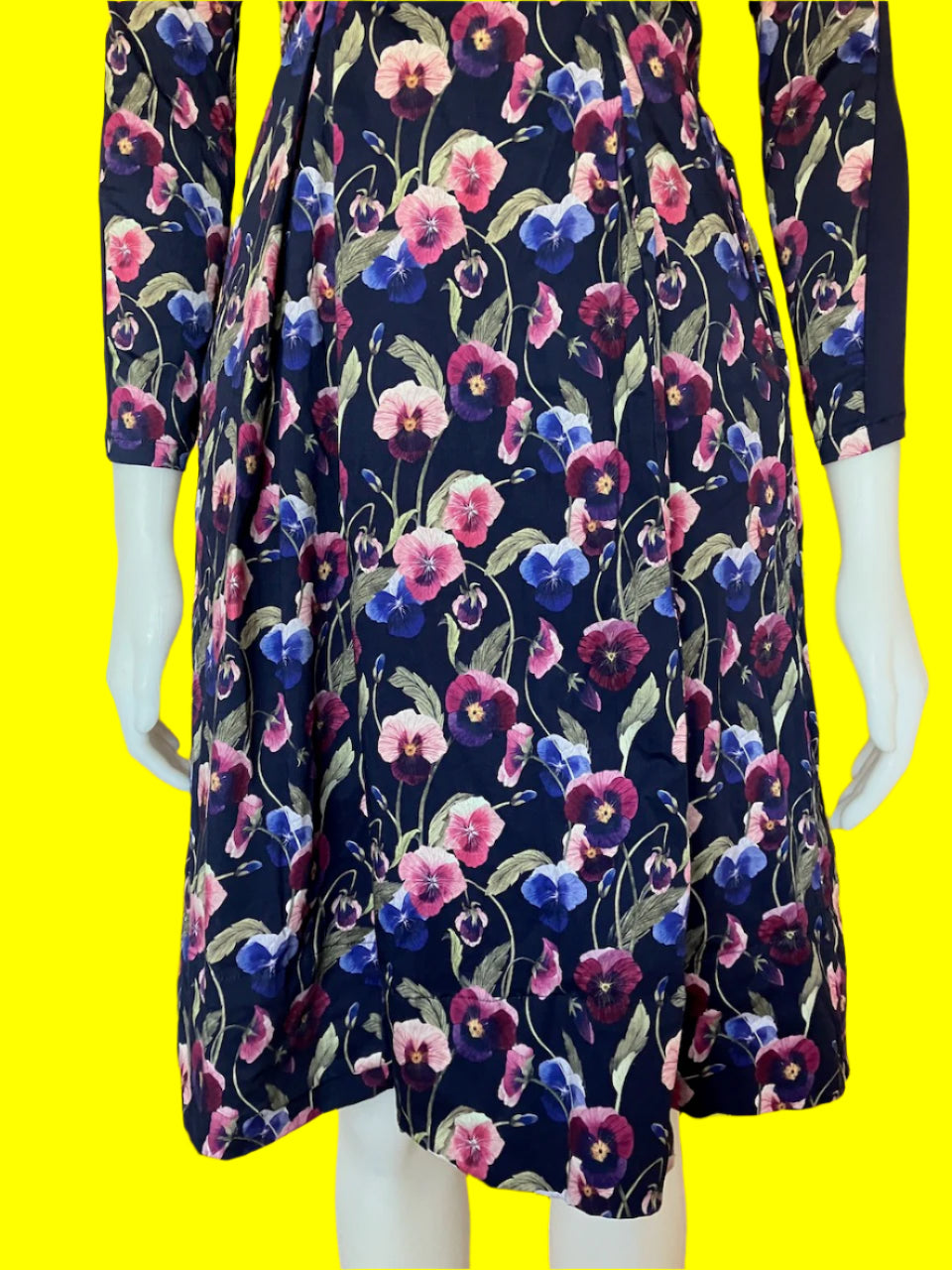 Wilson Trollope - NZ Designer - Beautiful Pansy Dress - Size: 8