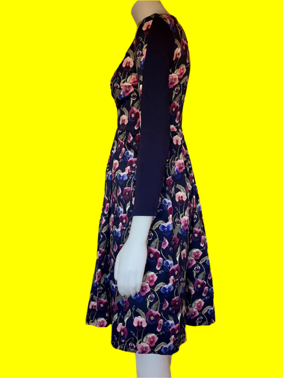 Wilson Trollope - NZ Designer - Beautiful Pansy Dress - Size: 8