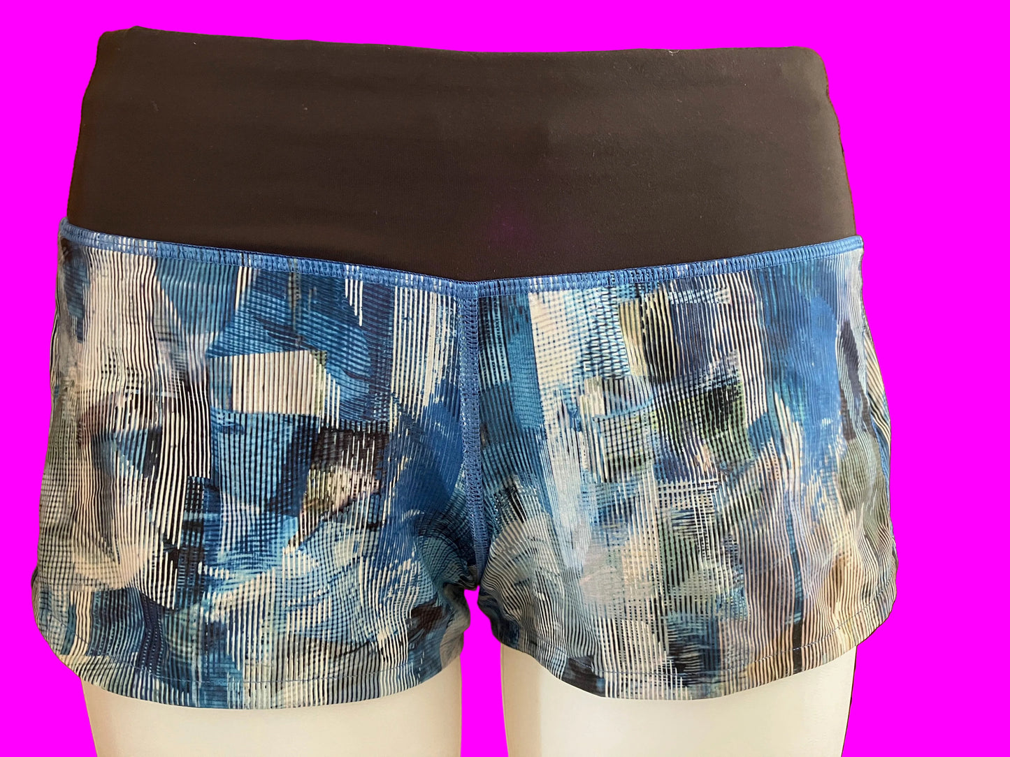 Lululemon Blue Patterned Shorts - Size: 4 Regular