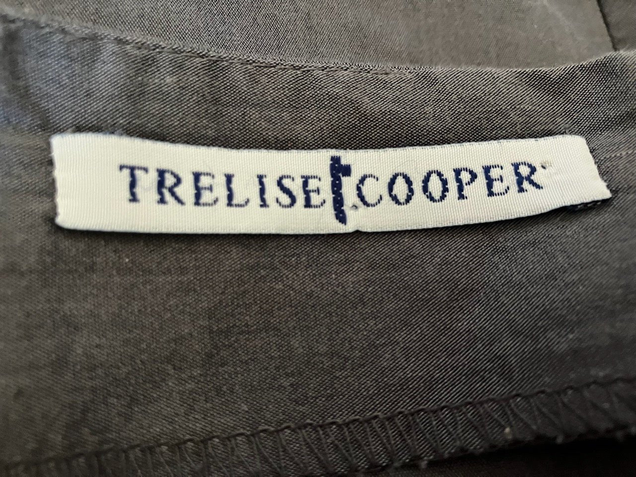 Trelise Cooper - NZ Designer - Grey Skirt With Rosettes - Size: 16